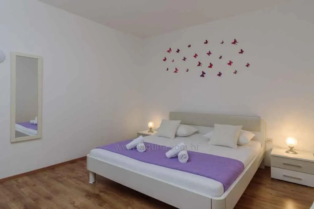 Apartment In Okrug Gornji 45757