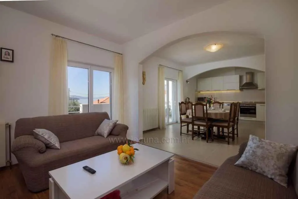 Apartment In Okrug Gornji 45757