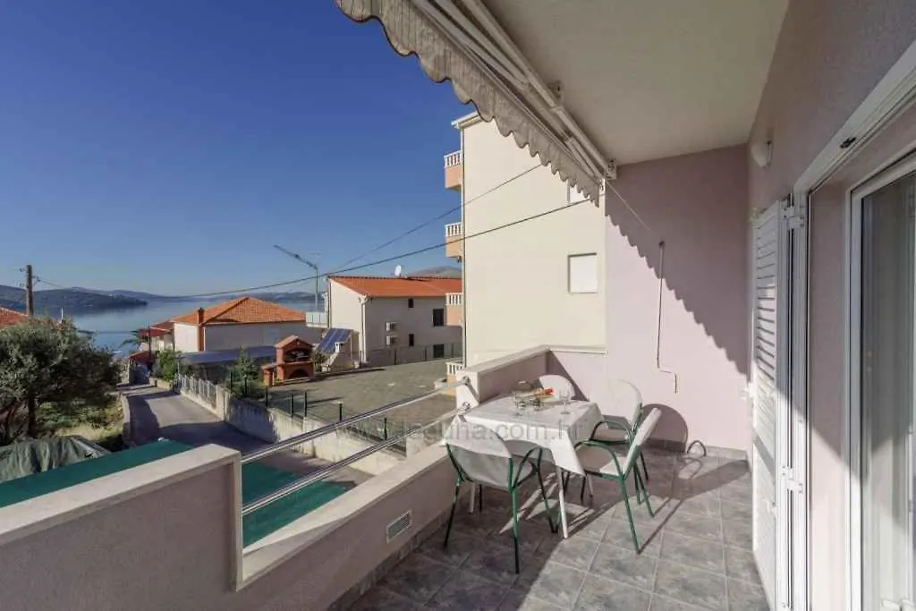 Apartment In Okrug Gornji 45757