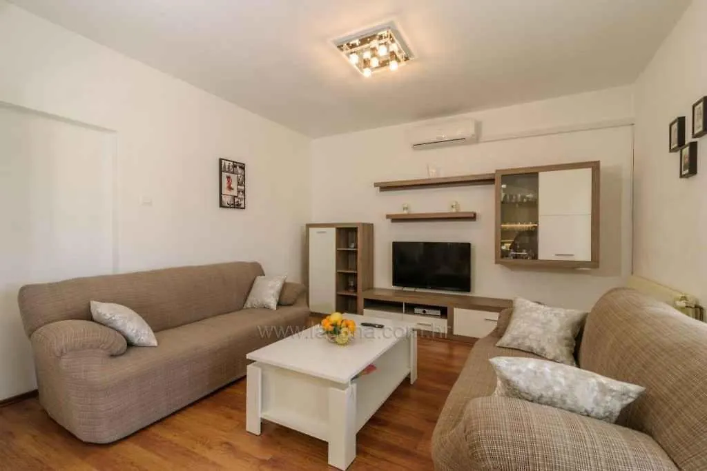 Apartment In Okrug Gornji 45757