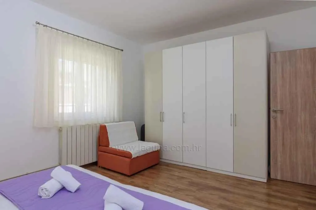 Apartment In Okrug Gornji 45757
