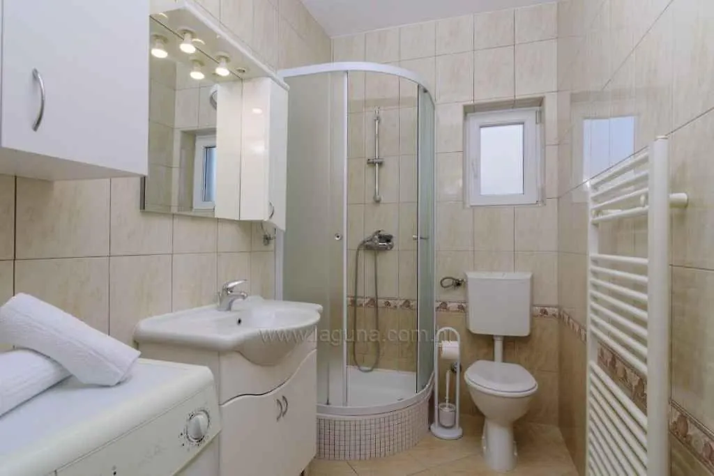 Apartment In Okrug Gornji 45757