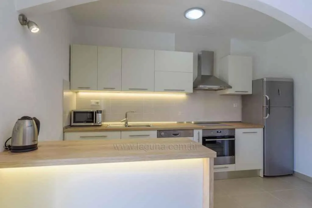 Apartment In Okrug Gornji 45757